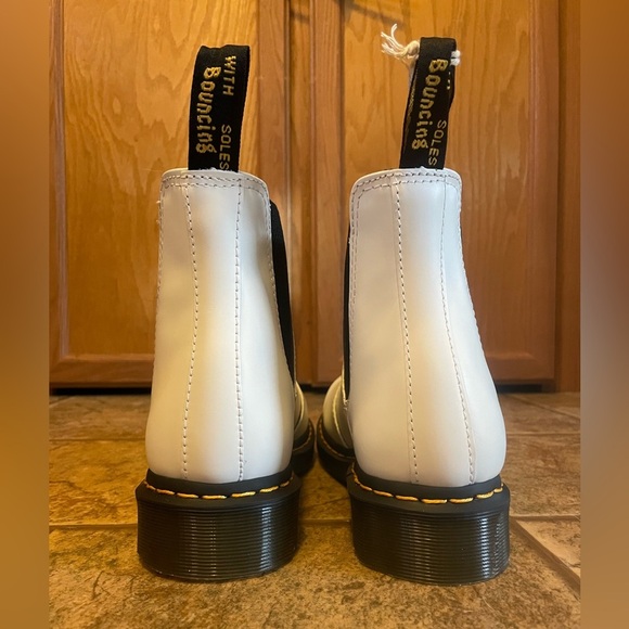 NWT Dr. Martens 2976 Yellow Stitch Smooth Leather Chelsea boots sz 8M/9L - Picture 3 of 8